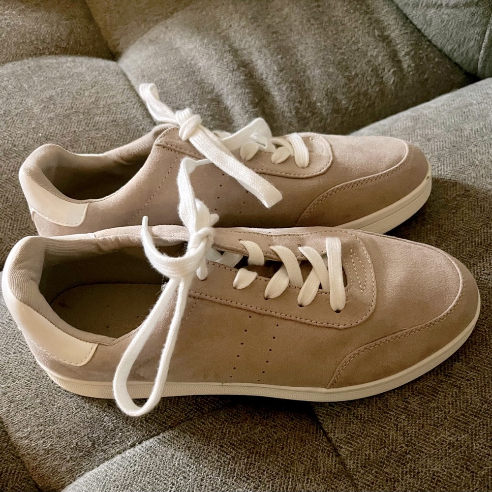 Never Worn Old Navy Light Tan Faux Suede Sneakers size 9